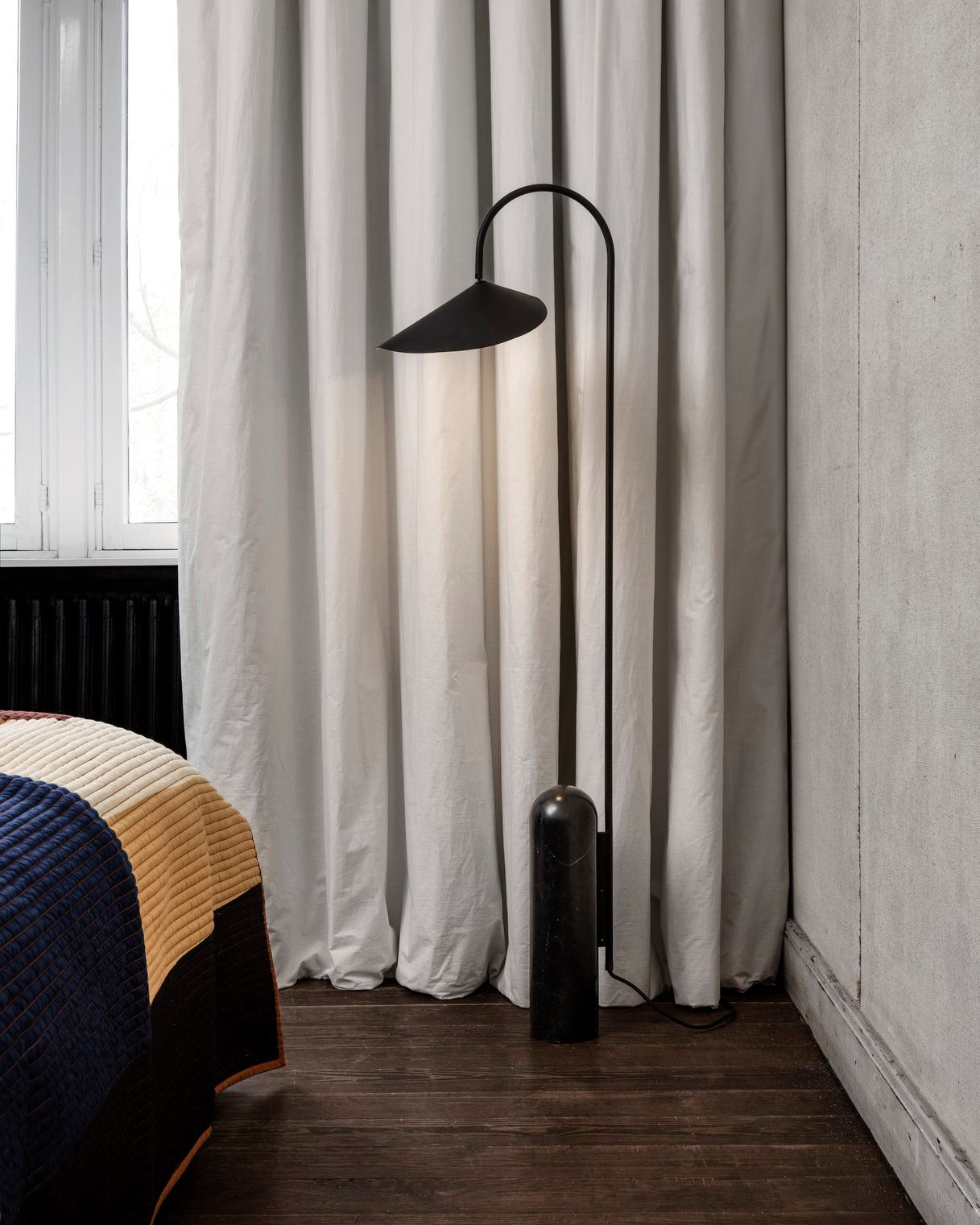 Modern Black Arc Floor Lamp with Curved Design and Marble Base for Indoor Use 7